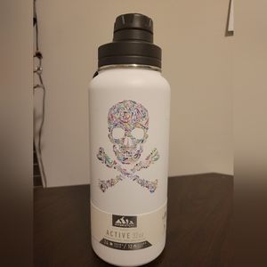Hydrapeak Artesian skull and cross bones water bottle